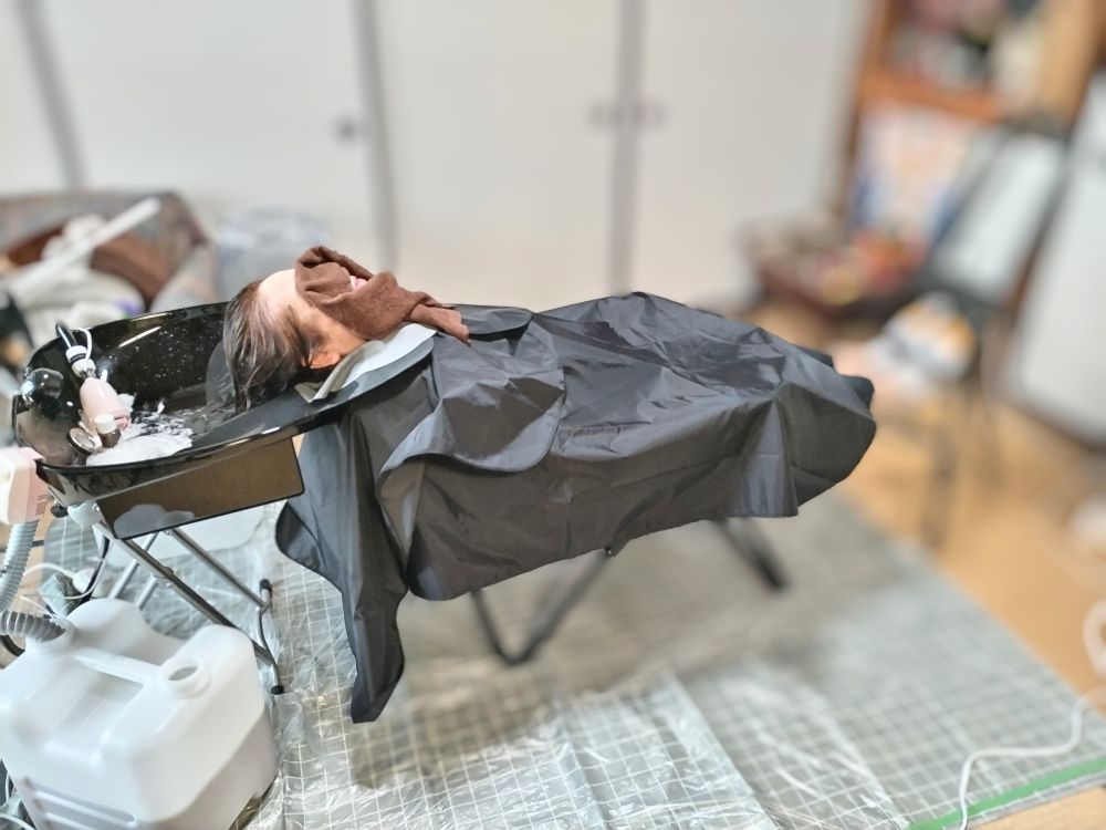 移動式シャンプー台で髪を洗う女性