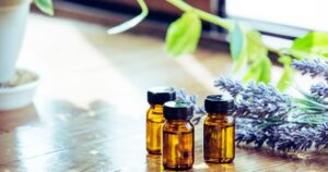 テーブルの上にある3本のアロマとラベンダー
